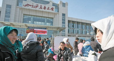 8日起新疆加开28辆临客载拾花工回家 - 国内新闻 - 新闻资讯 - 农村信息网-农业信息-农民工招聘-农产品价格行情-养殖技术